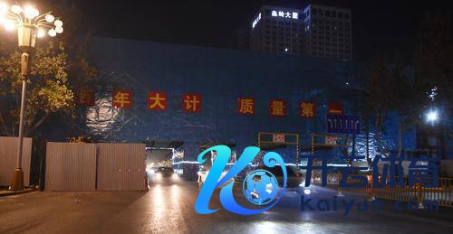 25日21时20分,跟着东说念主民途经街天桥施工快速鼓吹,施工段已肃清说念路围挡,东说念主民路初步规复通行